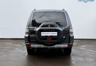 Подержанный автомобиль Mitsubishi Pajero 2014 года (6 фото)