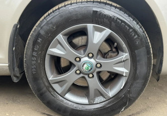 Подержанный автомобиль Skoda Octavia Liftback 2011 года (13 фото)