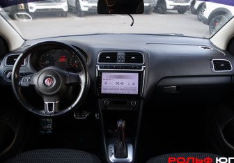 Подержанный автомобиль Volkswagen Polo Sedan 2013 года (11 фото)