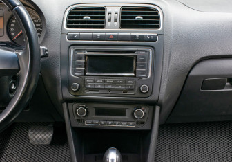 Подержанный автомобиль Volkswagen Polo Sedan 2013 года (15 фото)