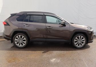 Подержанный автомобиль Toyota RAV4 2021 года (7 фото)