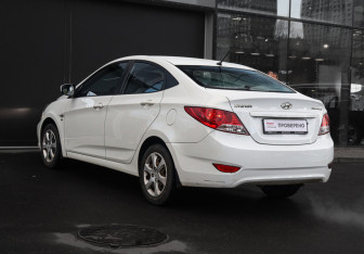 Подержанный автомобиль Hyundai Solaris Sedan 2013 года (7 фото)