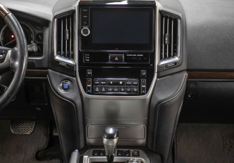 Подержанный автомобиль Toyota Land Cruiser Suv 2015 года (15 фото)