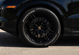 Подержанный автомобиль Porsche Cayenne 2023 года (28 фото)