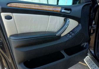 Подержанный автомобиль BMW X5 2005 года (16 фото)