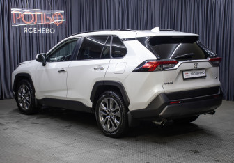 Подержанный автомобиль Toyota RAV4 2020 года (7 фото)