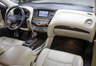 Подержанный автомобиль Infiniti QX60 2017 года (12 фото)