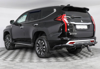 Подержанный автомобиль Mitsubishi Montero Sport 2022 года (7 фото)