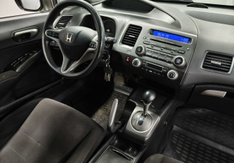 Подержанный автомобиль Honda Civic Sedan 2007 года (11 фото)