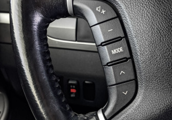 Подержанный автомобиль Mitsubishi Pajero 2015 года (29 фото)