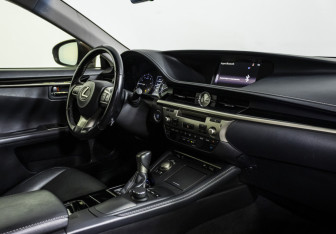 Подержанный автомобиль Lexus ES 2016 года (9 фото)