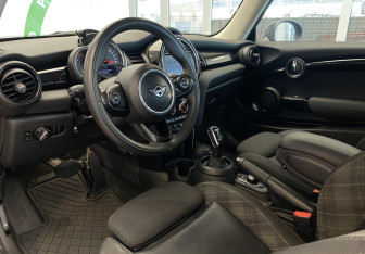 Подержанный автомобиль MINI Hatch 2019 года (9 фото)