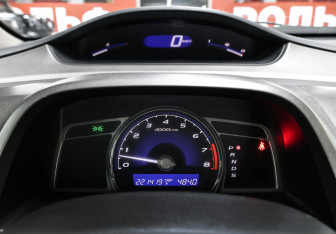 Подержанный автомобиль Honda Civic Sedan 2010 года (13 фото)