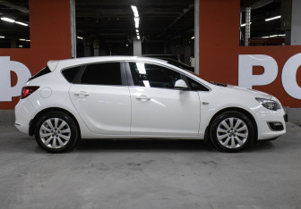 Подержанный автомобиль Opel Astra Hatchback 2014 года (4 фото)