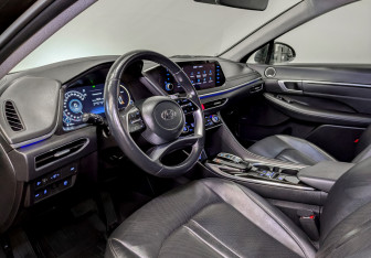 Подержанный автомобиль Hyundai Sonata 2022 года (16 фото)