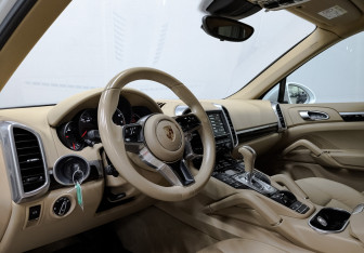 Подержанный автомобиль Porsche Cayenne 2015 года (15 фото)