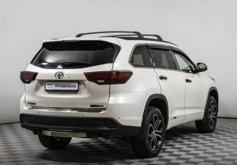Подержанный автомобиль Toyota Highlander 2014 года (4 фото)