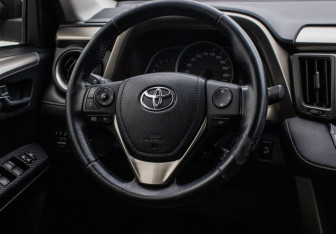Подержанный автомобиль Toyota RAV4 2013 года (15 фото)