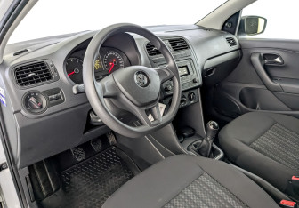 Подержанный автомобиль Volkswagen Polo Sedan 2017 года (16 фото)