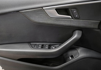 Подержанный автомобиль Audi A4 Sedan 2017 года (15 фото)