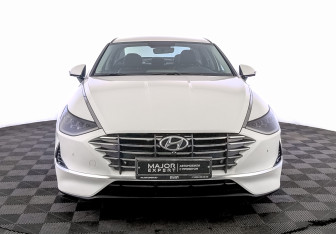 Подержанный автомобиль Hyundai Sonata 2022 года (2 фото)