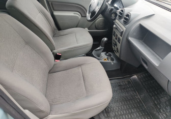 Подержанный автомобиль Renault Logan Sedan 2007 года (9 фото)