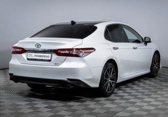 Подержанный автомобиль Toyota Camry Sedan 2022 года (5 фото)