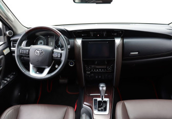 Подержанный автомобиль Toyota Fortuner 2018 года (14 фото)
