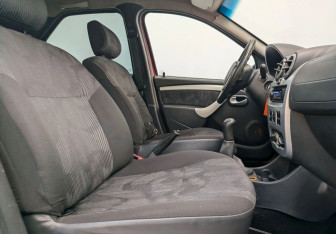 Подержанный автомобиль Renault Logan Sedan 2010 года (10 фото)