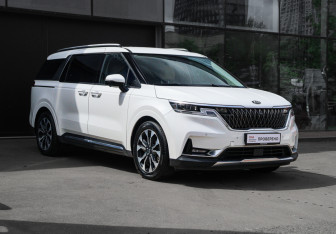 Подержанный автомобиль Kia Carnival 2020 года (3 фото)
