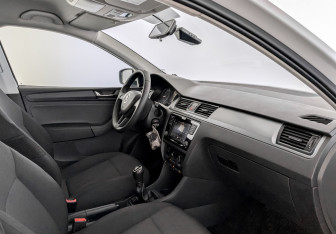 Подержанный автомобиль Skoda Rapid Liftback 2017 года (11 фото)