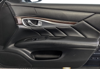 Подержанный автомобиль Infiniti Q70 2015 года (24 фото)