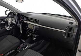 Подержанный автомобиль Kia Rio Sedan 2017 года (13 фото)