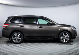 Подержанный автомобиль Nissan Pathfinder 2015 года (4 фото)