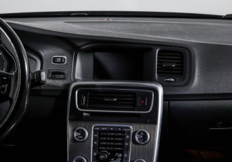 Подержанный автомобиль Volvo V60 Cross Country 2015 года (13 фото)