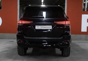 Подержанный автомобиль Toyota Fortuner 2017 года (6 фото)