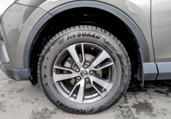 Подержанный автомобиль Toyota RAV4 2016 года (18 фото)
