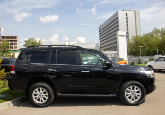 Подержанный автомобиль Toyota Land Cruiser Suv 2018 года (3 фото)