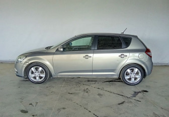 Подержанный автомобиль Kia Ceed Hatchback 2010 года (7 фото)