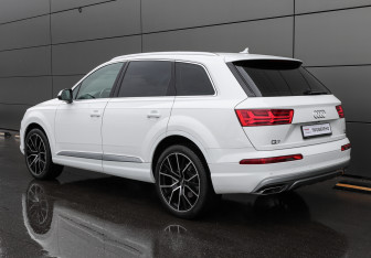 Подержанный автомобиль Audi Q7 2016 года (6 фото)