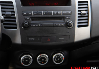 Подержанный автомобиль Peugeot 4007 2008 года (14 фото)