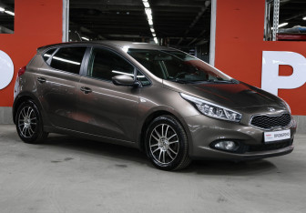 Подержанный автомобиль Kia Ceed Hatchback 2015 года (3 фото)