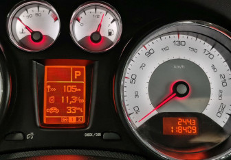 Подержанный автомобиль Peugeot 308 Hatchback 2012 года (17 фото)