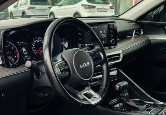 Подержанный автомобиль Kia K5 2021 года (13 фото)