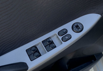 Подержанный автомобиль Hyundai Solaris Sedan 2012 года (12 фото)