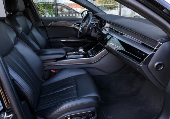 Подержанный автомобиль Audi A8 2022 года (10 фото)