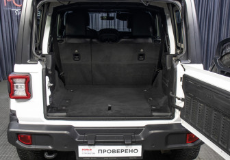 Подержанный автомобиль Jeep Wrangler 2020 года (10 фото)