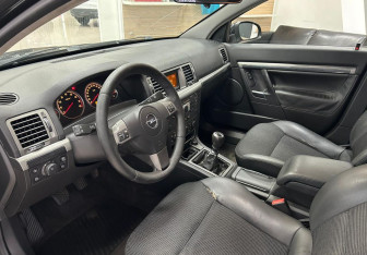 Подержанный автомобиль Opel Vectra Sedan 2006 года (9 фото)