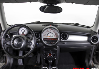 Подержанный автомобиль MINI Hatch 2011 года (12 фото)