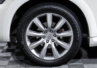 Подержанный автомобиль Infiniti QX56 2011 года (15 фото)